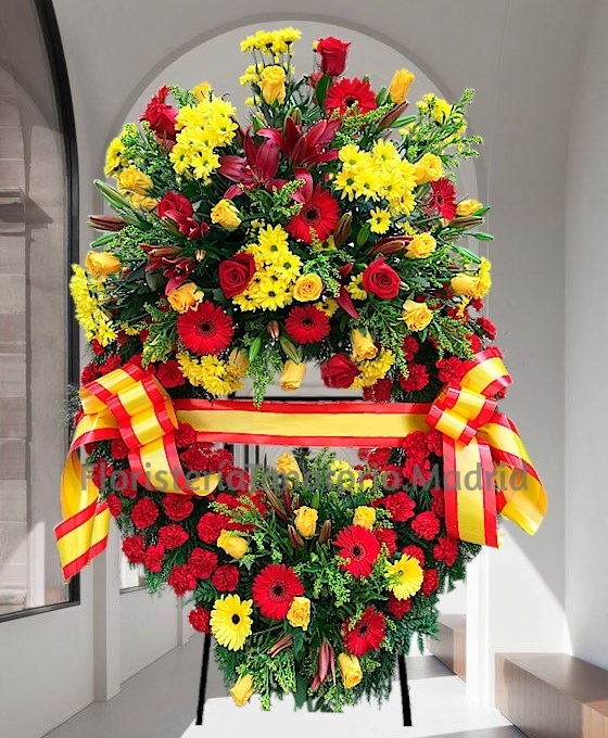 Corona funeraria con flores roja y amarilla
